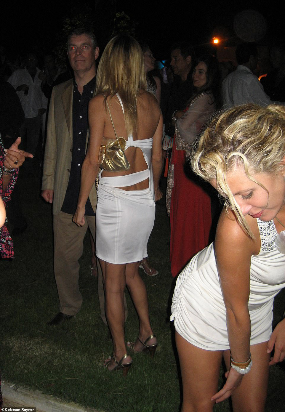 Lộ loạt ảnh tiệc tùng trác táng của con trai Nữ hoàng Anh sau khi vừa lên tiếng thừa nhận "có liên hệ với tỷ phú ấu dâm"