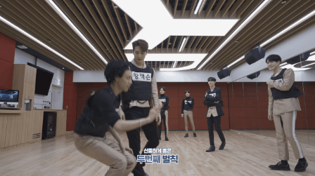 Lần đầu tiên Kpop có nhóm nhạc tung video luyện tập vũ đạo kiểu Running Man: Không xé được bảng tên cũng bị lột vớ - Ảnh 3.