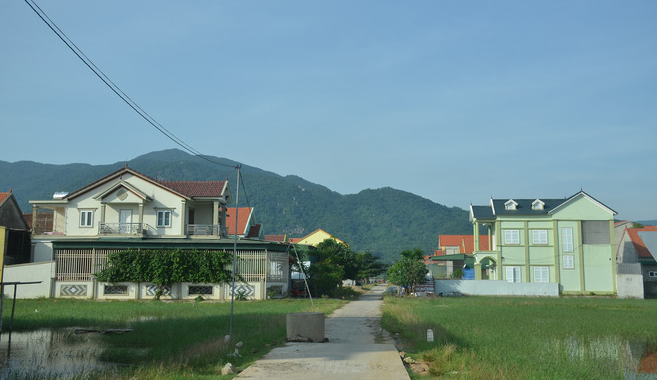 Đằng sau những căn nhà bạc tỷ ở làng xuất khẩu lao động Hà Tĩnh: Nước mắt, trốn chạy, và những phận người nằm lại nơi xứ xa - Ảnh 1.