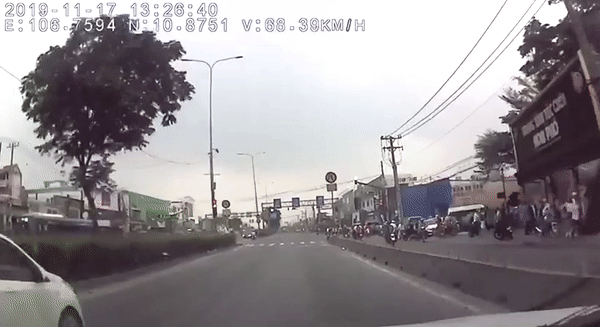 Clip: Vượt đèn đỏ tạt đầu ô tô, cặp đôi đi xe máy bị tông trực diện, hất tung lên trời - Ảnh 2.