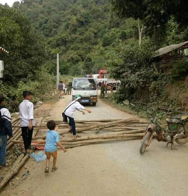 Sơn La: Một số đối tượng quá khích dùng cây gỗ và xe máy chặn đường cảnh sát giao thông - Ảnh 2.