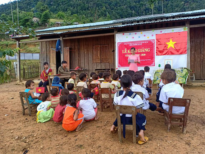  Cô giáo xuất hiện trong bức ảnh đẹp nhất mùa khai giảng 2019: Lần đầu thấy trường đã bật khóc - Ảnh 2.