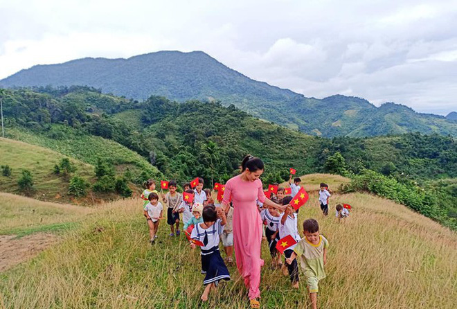  Cô giáo xuất hiện trong bức ảnh đẹp nhất mùa khai giảng 2019: Lần đầu thấy trường đã bật khóc - Ảnh 4.