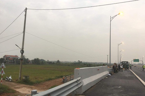 Đi tập thể dục trên cao tốc, nam thanh niên bị xe ô tô đâm tử vong - Ảnh 1.