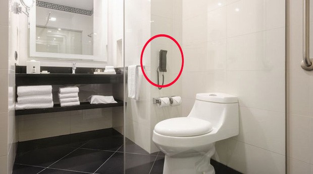 Vì sao các khách sạn cao cấp thường lắp điện thoại trong phòng tắm? Là để cho đẹp hay còn lý do nào khác? - Ảnh 1.