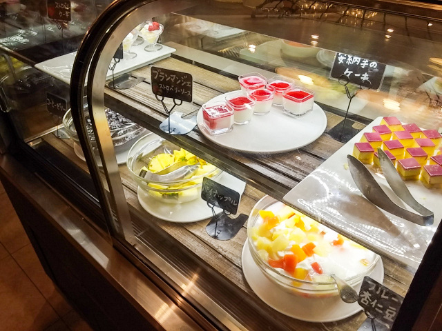 Một nhà hàng KFC ở Nhật mở tiệc buffet phục vụ hơn 50 món, thực đơn có gì hot mà dân tình kéo đến ăn đông nghịt? - Ảnh 6.