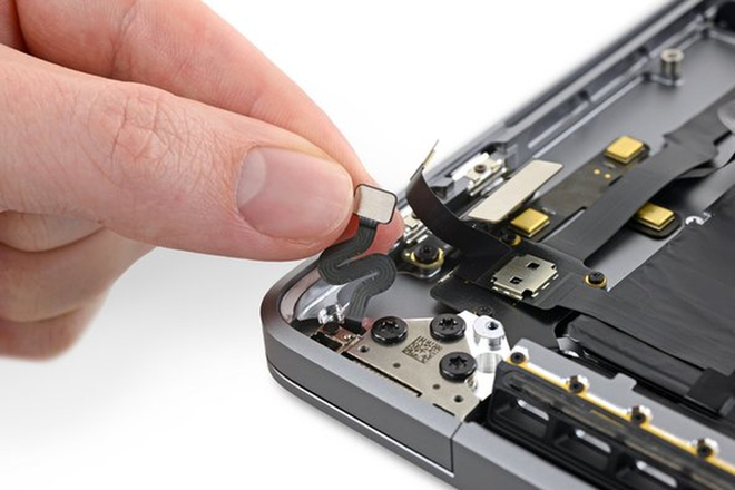 Ngạc nhiên với MacBook Pro 16 inch: Phát hiện cảm biến lạ hoắc, chỉ dùng để... đo góc nắp gập đóng mở - Ảnh 1.