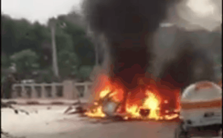 Kỹ sư ô tô nhận định về nguyên nhân xe Mercedes bốc cháy dữ dội sau va chạm với xe máy khiến 1 người tử vong ở Hà Nội - Ảnh 1.