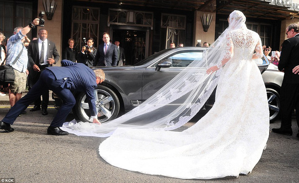 Cô dâu và sự cố váy cưới để đời: Váy tiền tỷ bị mắc kẹt vào bánh xe ô tô, có người còn bị cháy váy - Ảnh 10.