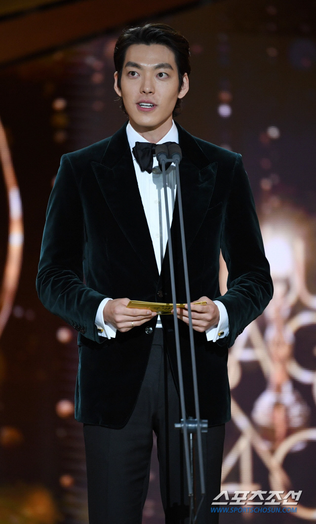 Rớt nước mắt loạt ảnh Kim Woo Bin chính thức lộ diện sau 2 năm điều trị ung thư: Anh gầy quá, nhưng nụ cười đầy rạng rỡ! - Ảnh 3.