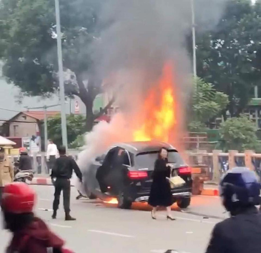 Nữ tài xế đi giày cao gót lái ô tô Mercedes gây tai nạn liên hoàn ở đường Lê Văn Lương đối diện mức án 5 năm tù - Ảnh 2.