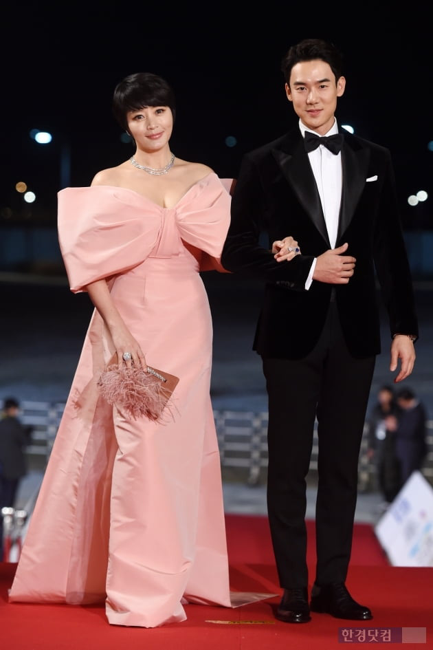 Siêu thảm đỏ Rồng Xanh 2019: Chị đại Kim Hye Soo át cả Yoona và Hoa hậu, Jung Hae In - Lee Kwang Soo dẫn đầu đoàn sao Hàn - Ảnh 7.