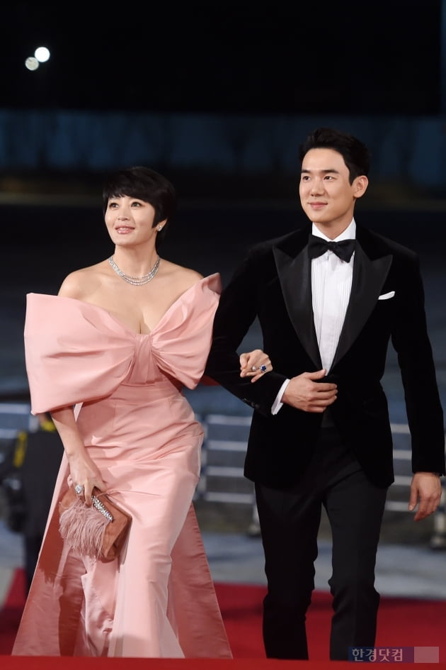 Siêu thảm đỏ Rồng Xanh 2019: Chị đại Kim Hye Soo át cả Yoona và Hoa hậu, Jung Hae In - Lee Kwang Soo dẫn đầu đoàn sao Hàn - Ảnh 8.