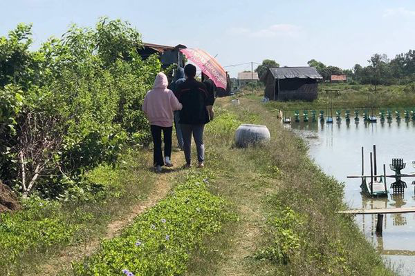 Ngày 20/11, học trò đi 45 km thăm mộ thầy chủ nhiệm vừa qua đời - Ảnh 1.