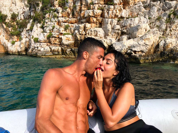 Báo Ý đưa tin sốc về Ronaldo và bạn gái Georgina: Cặp đôi đã làm đám cưới bí mật - Ảnh 1.