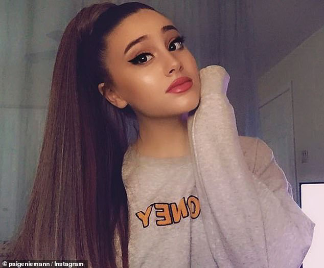 Bản sao Ariana Grande bị fan hâm mộ ném đá vì thích trang điểm, bắt chước theo phong cách ăn mặc của nữ ca sĩ nổi tiếng - Ảnh 2.