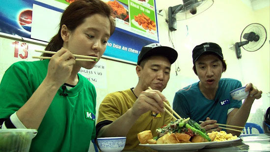 D&agrave;n sao Running man g&acirc;y nổ mỗi lần đổ bộ Việt Nam: S&acirc;n bay vỡ trận, Ji Hyo sướt mướt, ai ngờ Haha đến nhiều đến mức n&agrave;y - Ảnh 23.