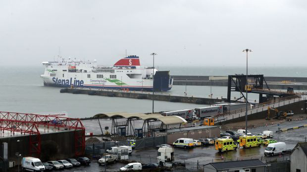  Phát hiện 16 người nhập cư trong container đóng kín trên chuyến phà tới Ireland  - Ảnh 1.