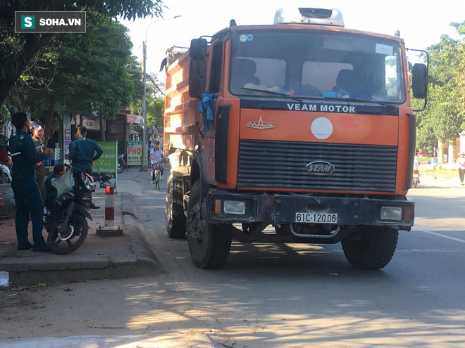 Vừa mua xong ổ bánh mì, người đàn ông bị xe ben cán chết trên đường đi làm ở Bình Dương - Ảnh 2.