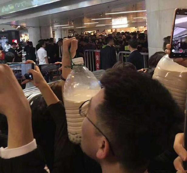 Cuồng nhiệt như fan của Châu Kiệt Luân: Vác cả can trà sữa trân châu siêu to khổng lồ 5 lít để “dụ dỗ” idol - Ảnh 3.