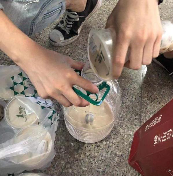 Cuồng nhiệt như fan của Châu Kiệt Luân: Vác cả can trà sữa trân châu siêu to khổng lồ 5 lít để “dụ dỗ” idol - Ảnh 4.