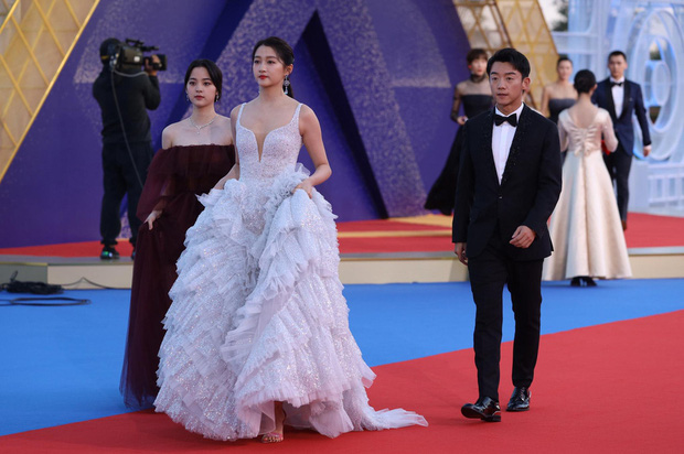Không đi cùng bạn gái trên thảm đỏ, Luhan bị bắt gặp nhìn lén Địch Lệ Nhiệt Ba tại hậu trường - Ảnh 2.