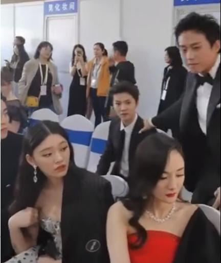 Không đi cùng bạn gái trên thảm đỏ, Luhan bị bắt gặp nhìn lén Địch Lệ Nhiệt Ba tại hậu trường - Ảnh 4.