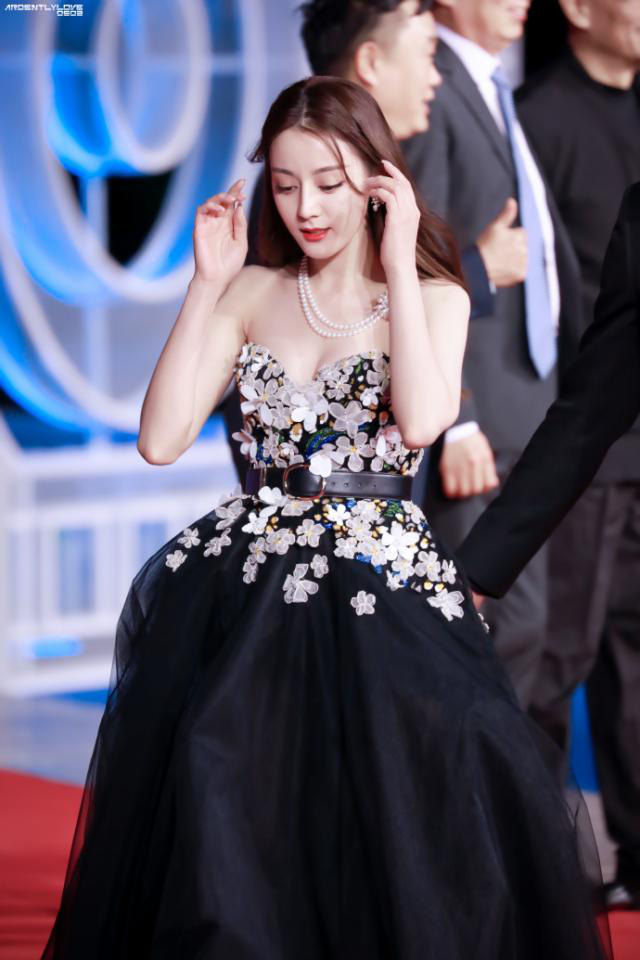 Không đi cùng bạn gái trên thảm đỏ, Luhan bị bắt gặp nhìn lén Địch Lệ Nhiệt Ba tại hậu trường - Ảnh 6.