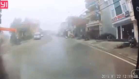 Clip: Từ màn sương mù mịt lao vút ra, xe tải tông trực diện 2 người đàn ông đi xe máy - Ảnh 2.