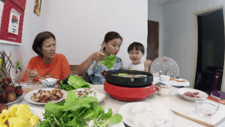 Mẹ Quỳnh Trần và bé Sa tung vlog ăn uống đầu tiên khi về Việt Nam: toàn món Việt đặc sản, nhưng sốc hơn chính là tốc độ “đẻ” video quá khủng! - Ảnh 11.