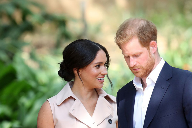 Tiết lộ mới gây sốc: Vợ chồng Meghan Markle bị gia đình hoàng gia cô lập và lời cảnh báo của Nữ hoàng Anh - Ảnh 1.