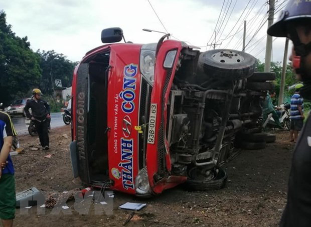 Bình Phước: Xe khách lật ngang, lộn nhiều vòng trên quốc lộ - Ảnh 1.