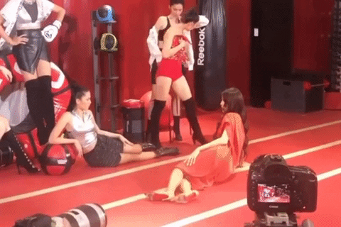 Hậu trường chưa từng có: Minh Tú ngồi bẹp xuống sàn thị phạm cho thí sinh Hoa hậu Hoàn vũ - Ảnh 6.