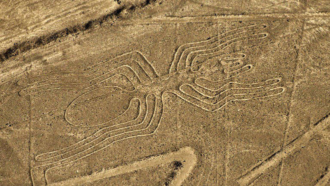 Bí ẩn chỉ thấy từ ảnh chụp vệ tinh: Một loạt hình vẽ siêu to khổng lồ nằm đột ngột giữa sa mạc Peru - Ảnh 1.