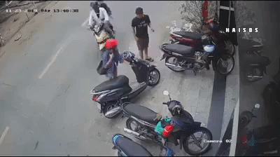 Clip: Đeo t&uacute;i x&aacute;ch đứng b&ecirc;n vỉa h&egrave;, c&ocirc; g&aacute;i vừa chớp mắt th&igrave; tr&ecirc;n tay chỉ c&ograve;n... chiếc quai - Ảnh 2.