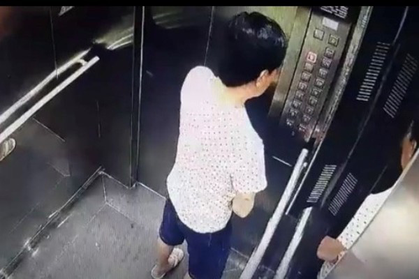 Người đàn ông tiểu tiện trong thang máy xin lỗi, bị phạt 500 ngàn đồng - Ảnh 1.