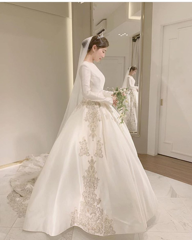 Đ&atilde; t&igrave;m ra thiết kế v&aacute;y cưới đẹp mong manh, đậm n&eacute;t Ho&agrave;ng gia m&agrave; vẫn gi&uacute;p c&ocirc; d&acirc;u che đi phần bắp tay k&eacute;m thon gọn - Ảnh 16.