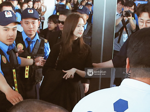 Yoona xuất hiện nhanh như chớp vẫn khiến sân bay Việt vỡ trận vì nhan sắc xinh đẹp xứng danh nữ thần Kbiz! - Ảnh 4.