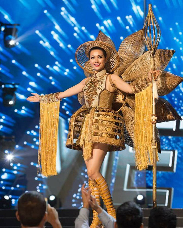 Bánh mì, Nàng Mây, Cà phê phin... Trang phục dân tộc nào ấn tượng nhất khi đi thi Miss Universe? - Ảnh 2.