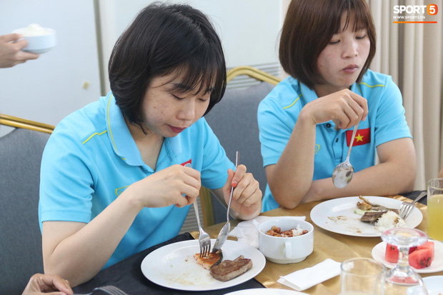 Khổ như đội tuyển nữ Việt Nam: Ăn uống khó khăn, giờ đến nước nóng để tắm cũng không có - Ảnh 1.