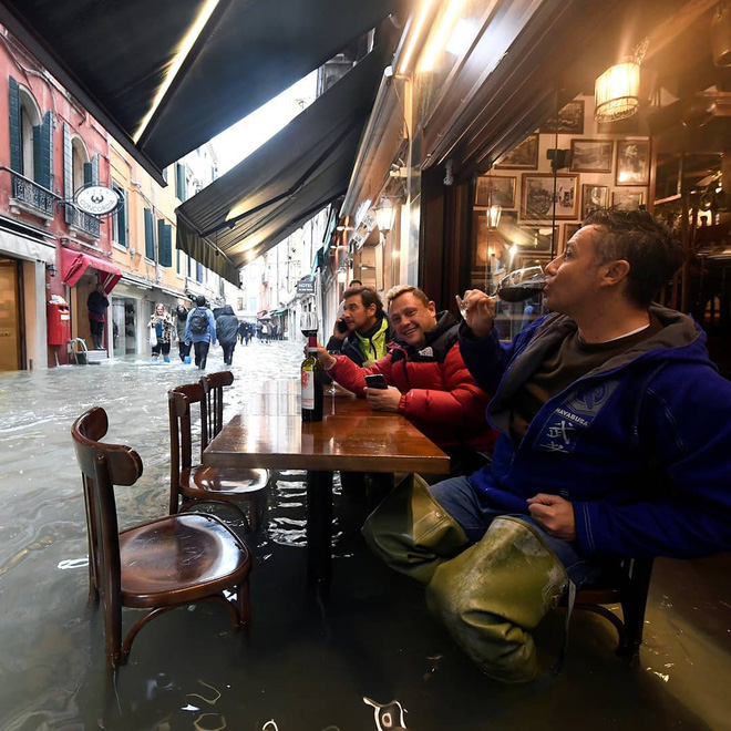Mải check in mặc cho xung quanh to&agrave;n l&agrave; nước ey, du kh&aacute;ch nhận ngay tr&aacute;i đắng, rơi b&otilde;m xuống k&ecirc;nh ở Venice - Ảnh 5.
