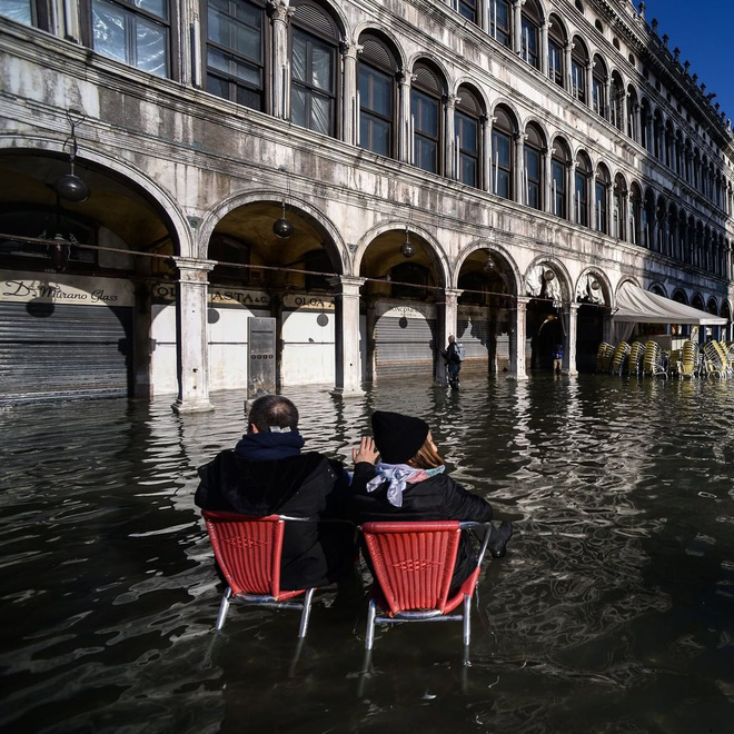 Mải check in mặc cho xung quanh toàn là nước ey, du khách nhận ngay trái đắng, rơi bõm xuống kênh ở Venice - Ảnh 2.