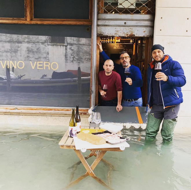 Mải check in mặc cho xung quanh to&agrave;n l&agrave; nước ey, du kh&aacute;ch nhận ngay tr&aacute;i đắng, rơi b&otilde;m xuống k&ecirc;nh ở Venice - Ảnh 3.