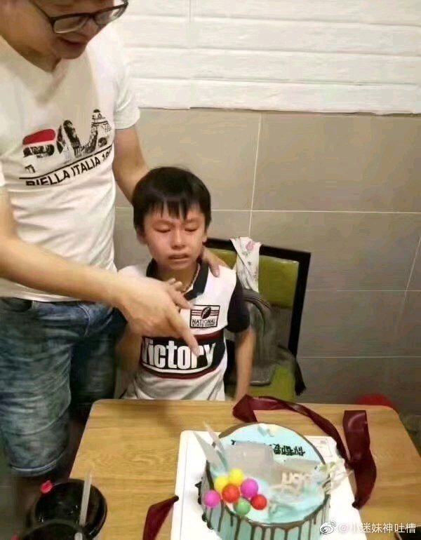 Được bố tặng bánh sinh nhật cắm đầy sách giáo khoa, cậu bé bật khóc nức nở: Trời đánh tránh bữa sinh nhật bố ơi! - Ảnh 1.