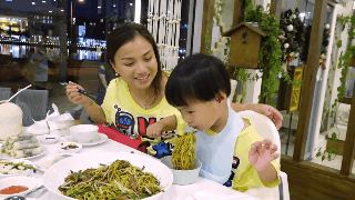 Được mẹ Quỳnh dẫn đi ăn vịt quay Bắc Kinh, bé Sa quậy khắp nhà hàng người ta và chỉ một mực trung thành với món… mì! - Ảnh 9.