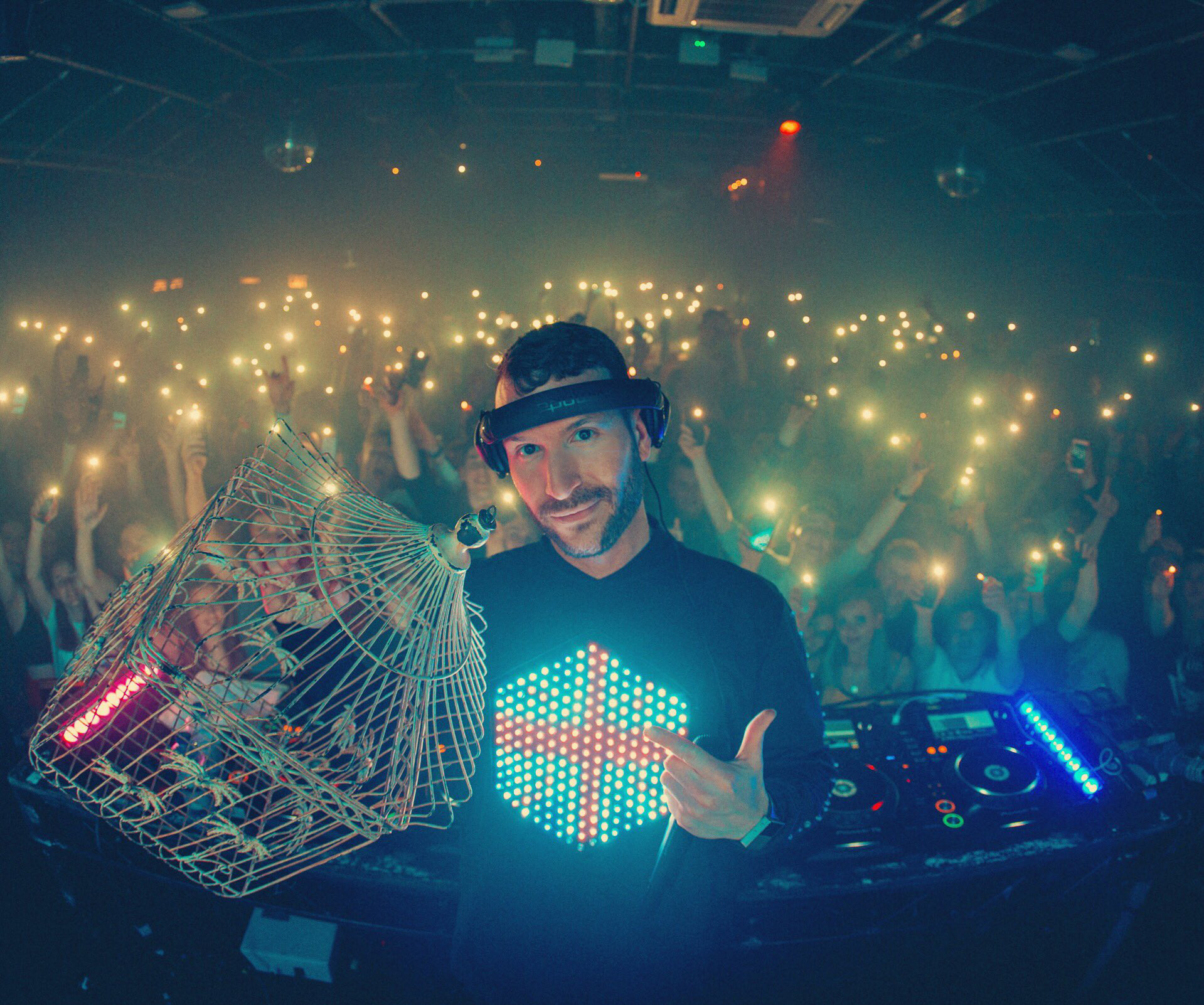 Don diablo и yellow claw. Don diablo тимур гаязов galeem. диджей в контейнере. Dj jd sports. Dj don t.