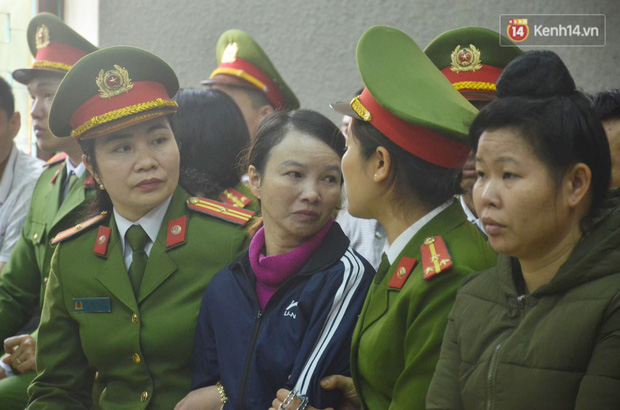 Bị tuyên án 20 năm tù giam, mẹ nữ sinh giao gà liên tục hét lớn: “Tôi bị oan” - Ảnh 1.