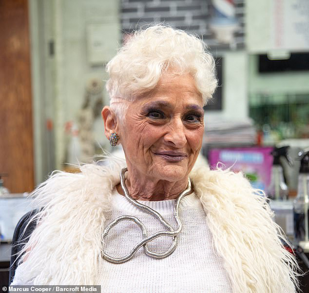 Cụ bà 83 tuổi vẫn được săn đón trên Tinder, được hàng trăm người muốn ghép đôi nhưng chỉ thích trai trẻ kém ít nhất 20 tuổi - Ảnh 1.