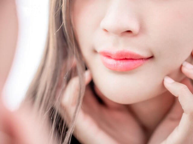 Thường xuyên trang điểm, đừng quên “sắm” cho đôi môi lớp dưỡng hoàn hảo để sẵn sàng lên chuẩn bất cứ màu son nào! - Ảnh 5. Thường xuyên trang điểm, đừng quên “sắm” cho đôi môi lớp dưỡng hoàn hảo để sẵn sàng lên chuẩn bất cứ màu son nào! - Ảnh 5.
