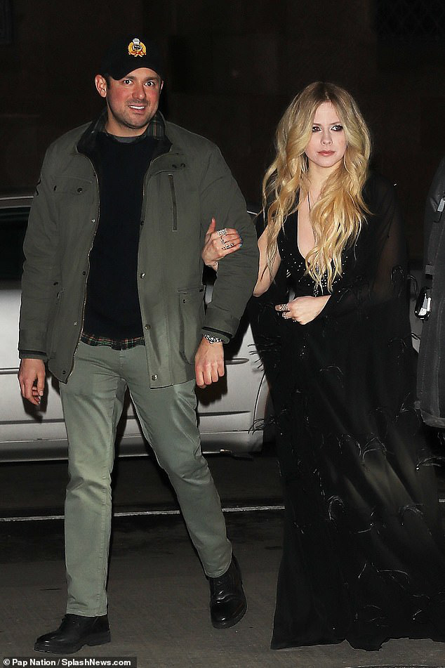 Sau gần 2 năm y&ecirc;u nhau, Avril Lavigne đ&atilde; ch&iacute;nh thức đường ai nấy đi với con trai tỷ ph&uacute; - Ảnh 2.